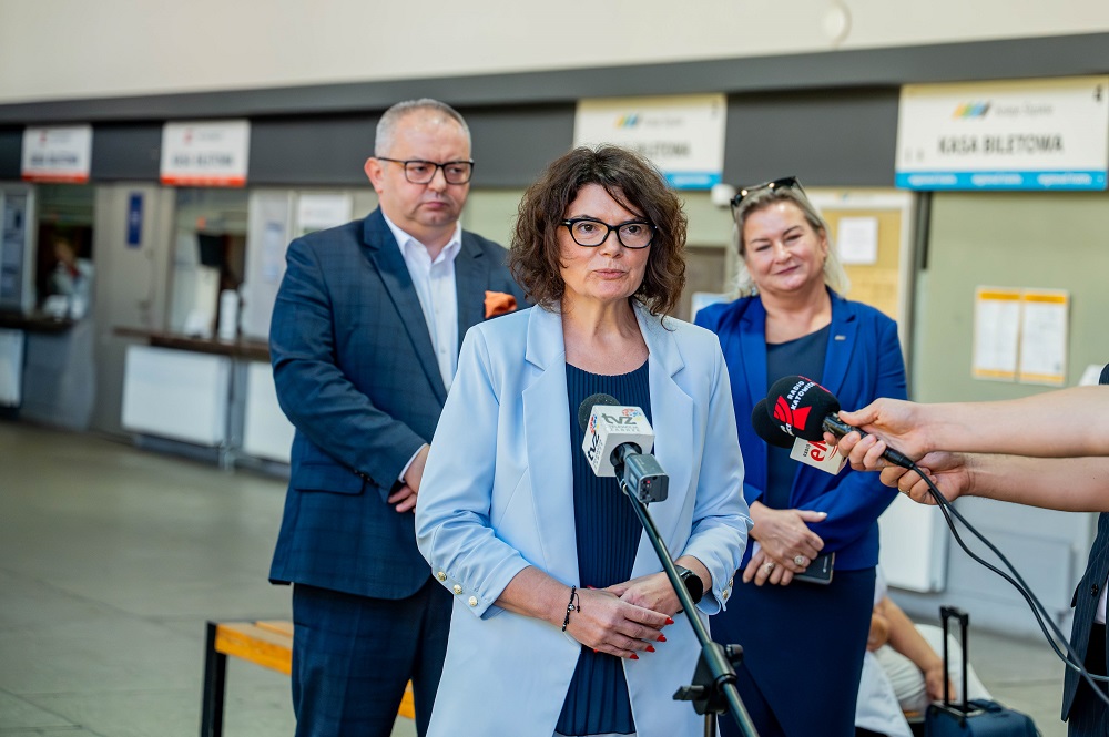Nowe kasy na zabrzańskim dworcu – Koleje Śląskie i Intercity łączą siły [FOTO]