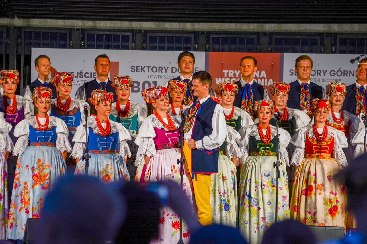 Chór Zespołu Pieśni i Tańca “Śląsk” wystąpił przed Areną Zabrze [FOTORELACJA]