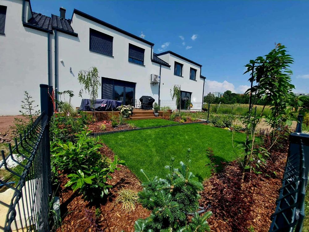 Jak urządzić funkcjonalny ogródek przy szeregówce?