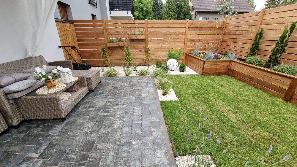 Jak urządzić funkcjonalny ogródek przy szeregówce?