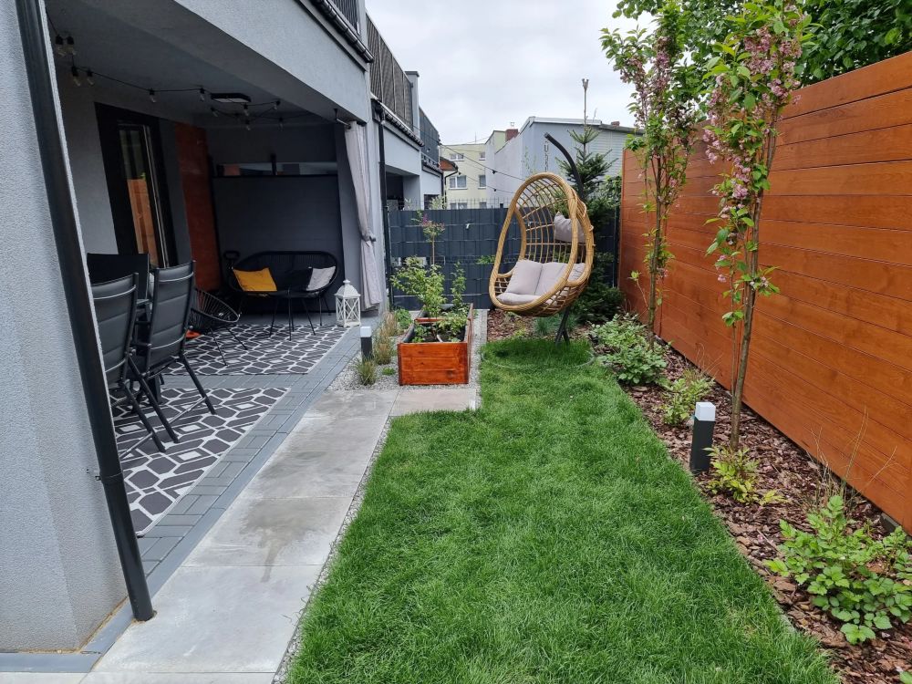 Jak urządzić funkcjonalny ogródek przy szeregówce?