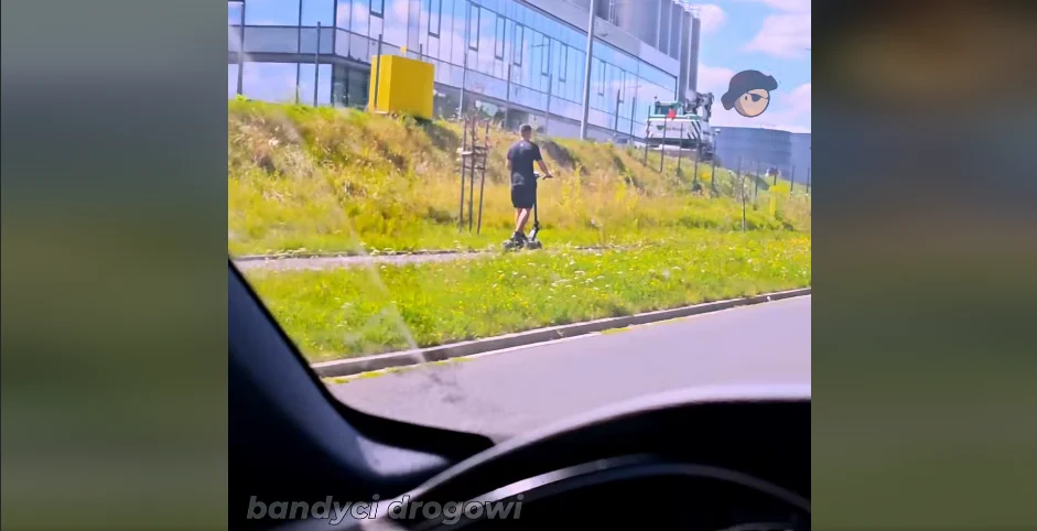 Pędził hulajnogą elektryczną szybciej niż samochody. Zobacz nagranie!