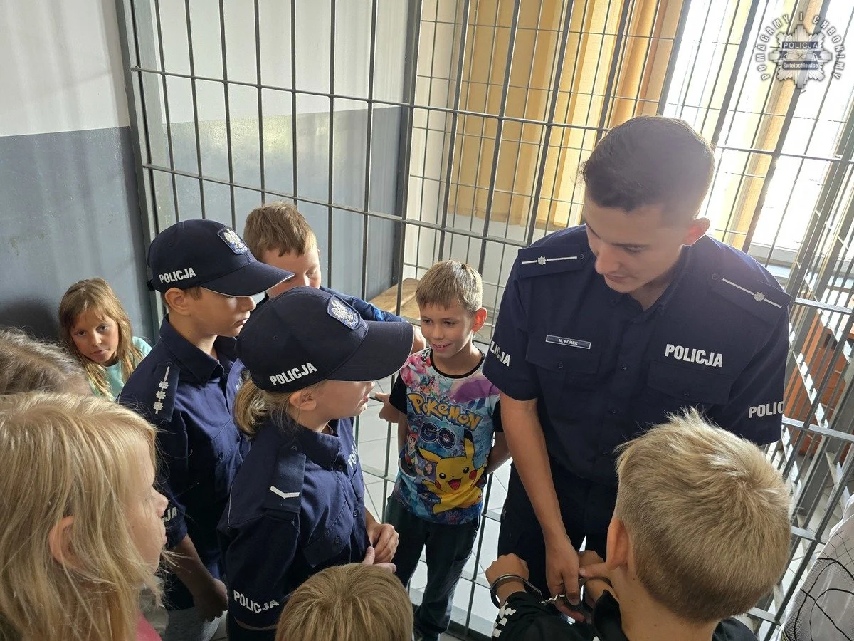 Wizyta dzieci z półkolonii w świętochłowickiej komendzie – edukacja przez zabawę