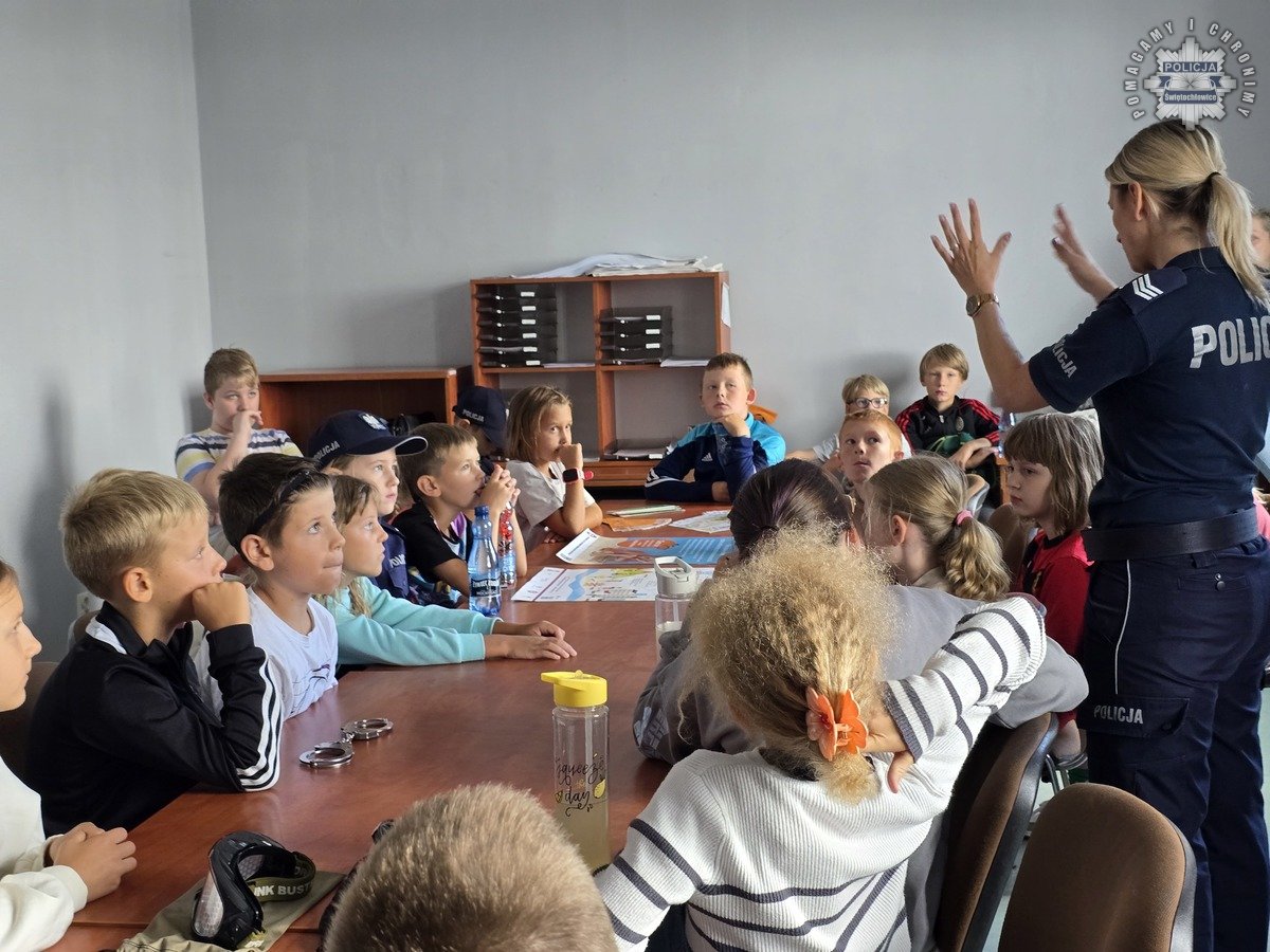 Wizyta dzieci z półkolonii w świętochłowickiej komendzie – edukacja przez zabawę