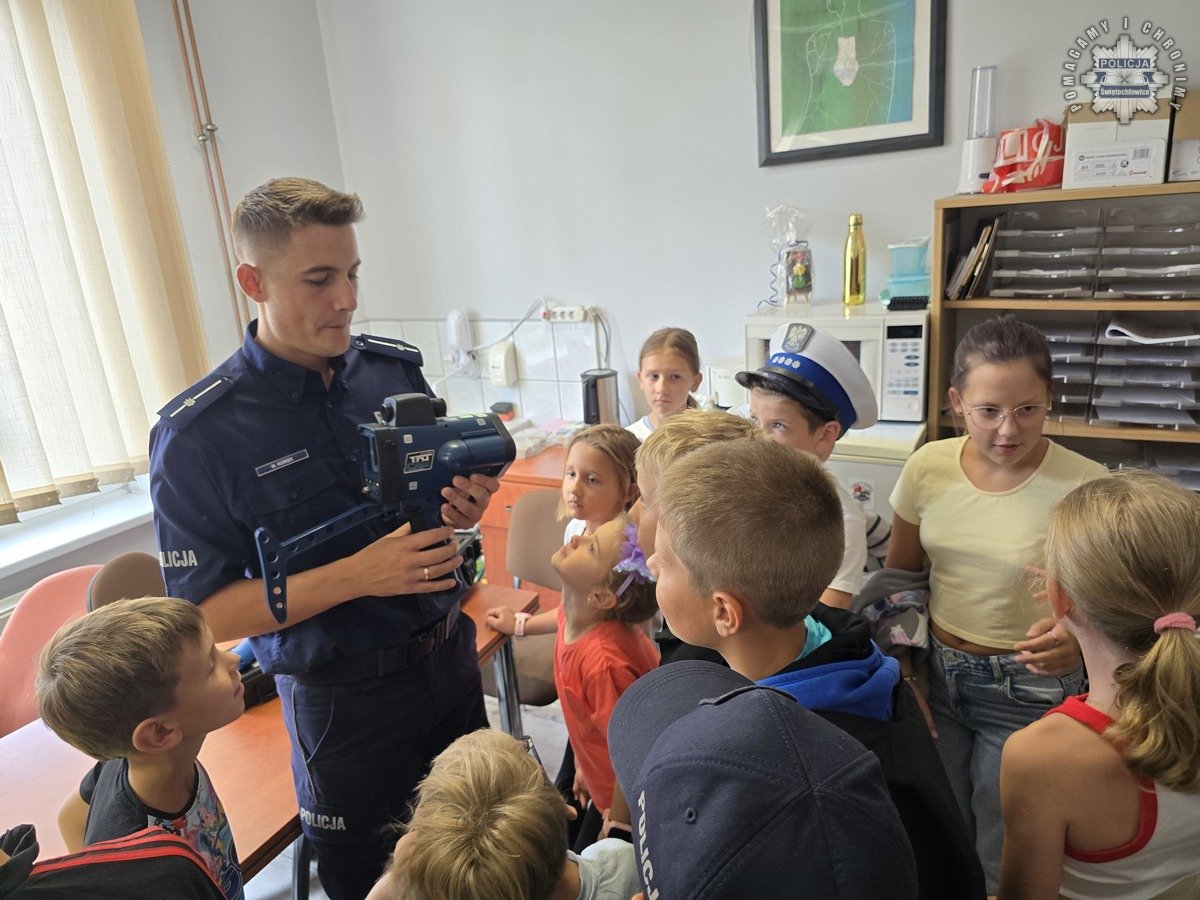 Wizyta dzieci z półkolonii w świętochłowickiej komendzie – edukacja przez zabawę