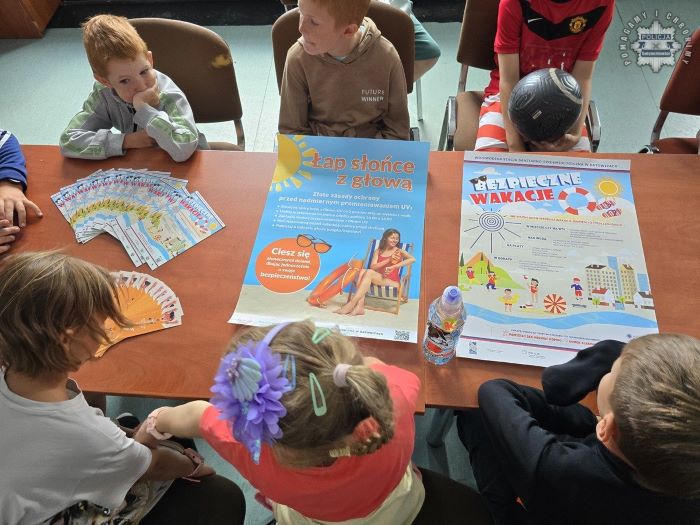 Wizyta dzieci z półkolonii w świętochłowickiej komendzie – edukacja przez zabawę