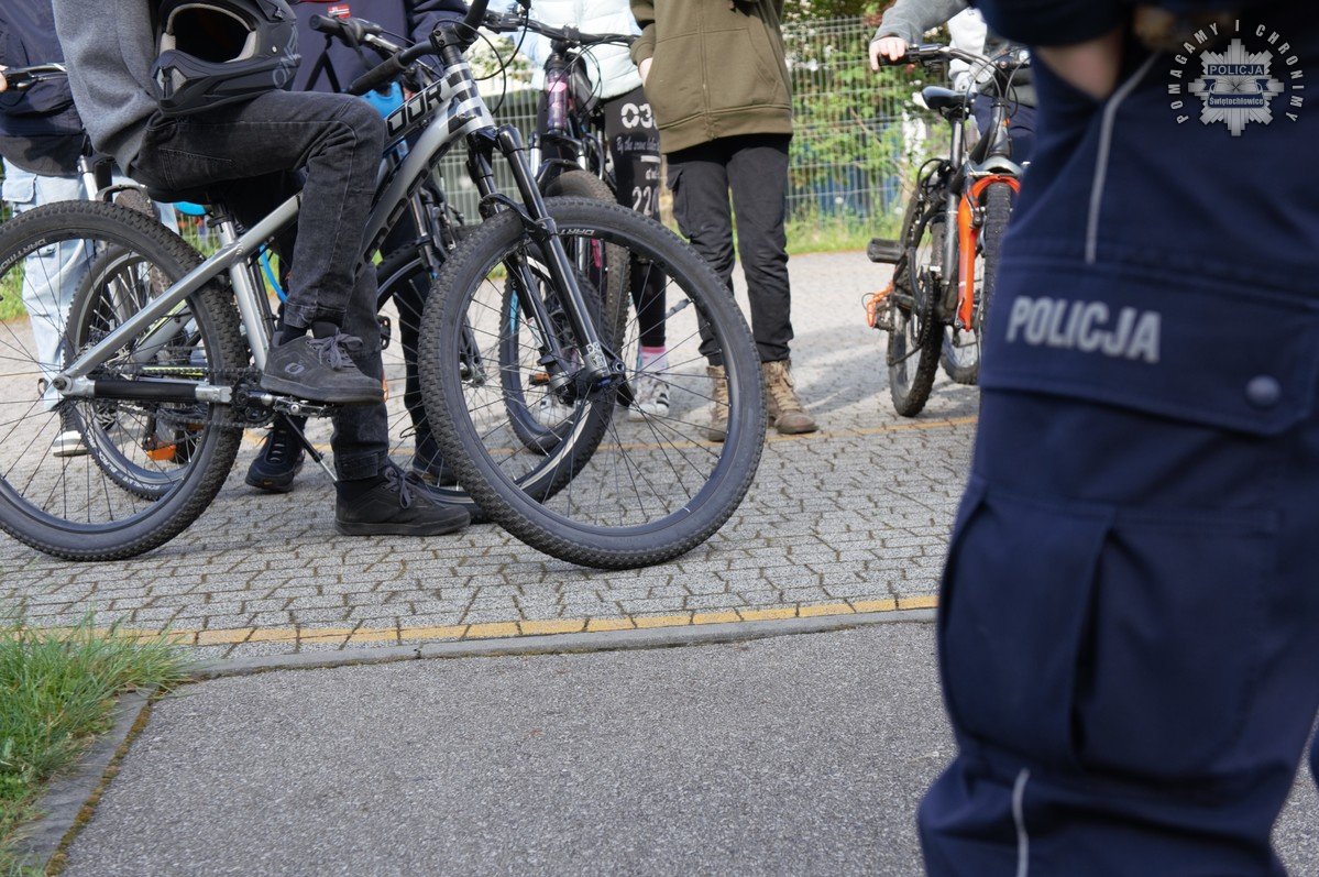 Bezpieczny rowerzysta latem – przepisy, wyposażenie i mandaty, które musisz znać