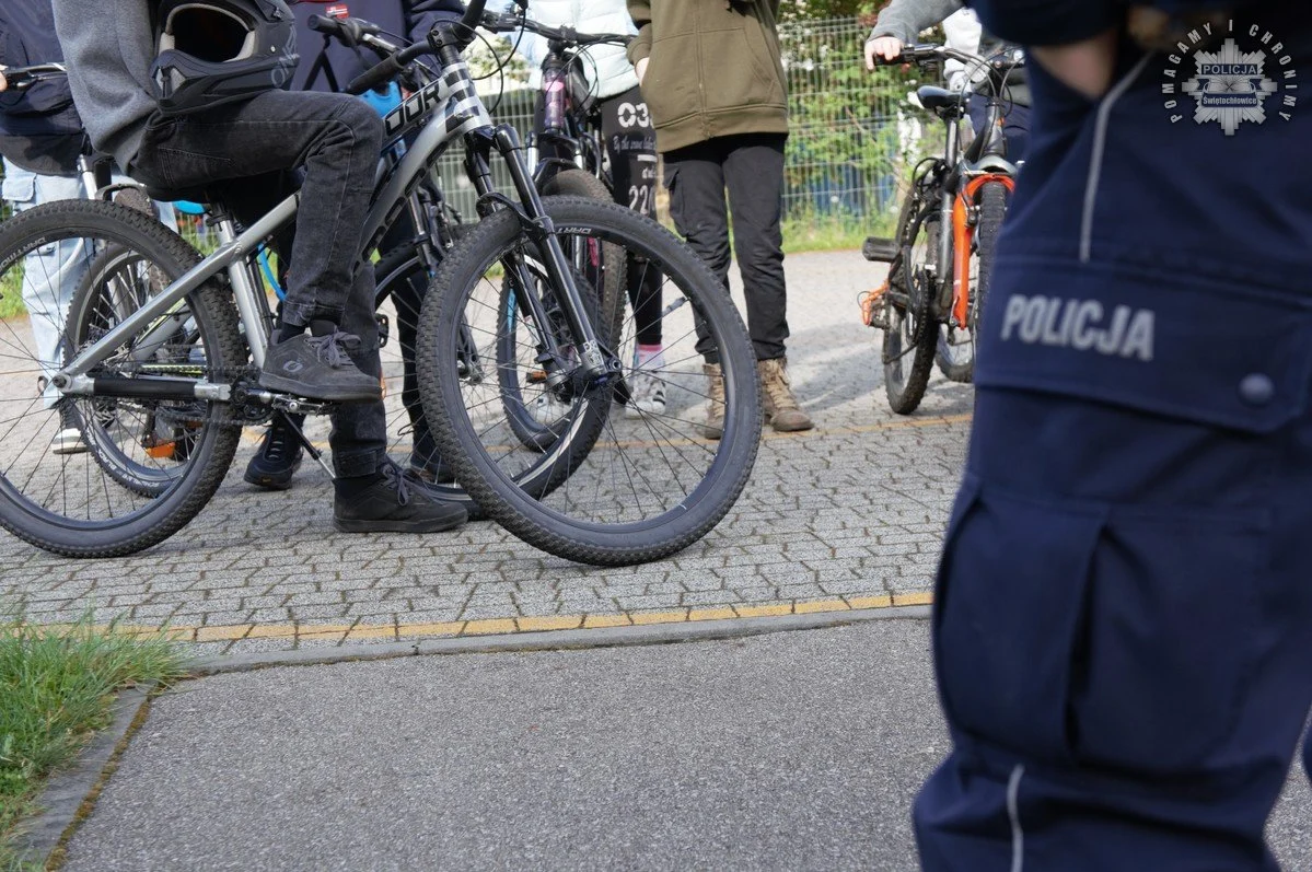 Bezpieczny rowerzysta latem – przepisy, wyposażenie i mandaty, które musisz znać