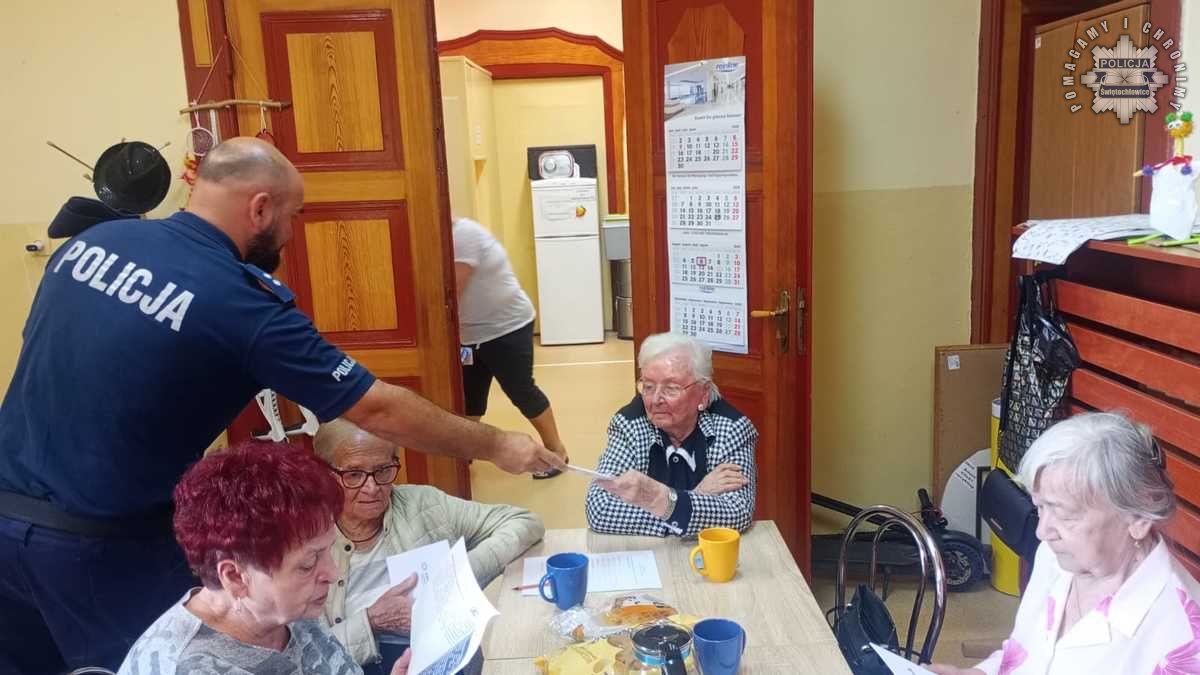 Świętochłowiccy policjanci ostrzegają seniorów przed oszustami