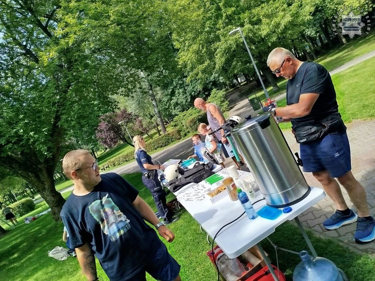 Śniadanie na trawie – policjanci w sportowym rytmie dbali o bezpieczeństwo