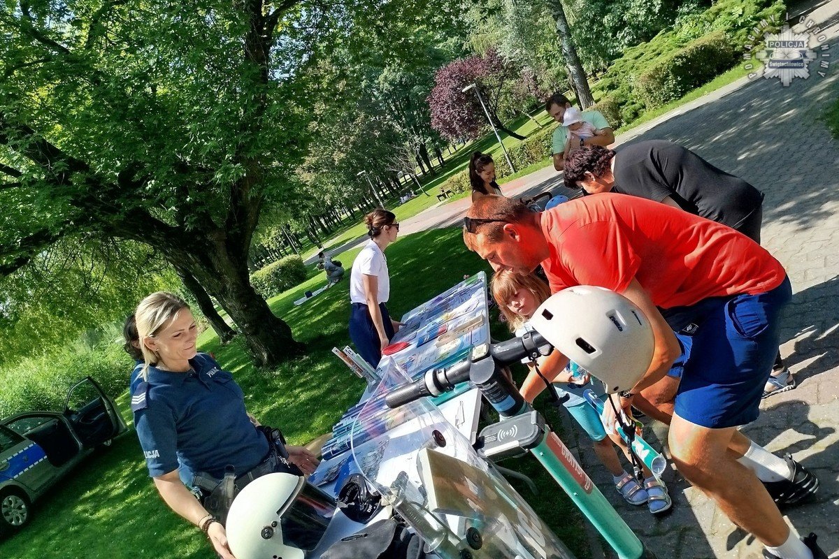 Śniadanie na trawie – policjanci w sportowym rytmie dbali o bezpieczeństwo