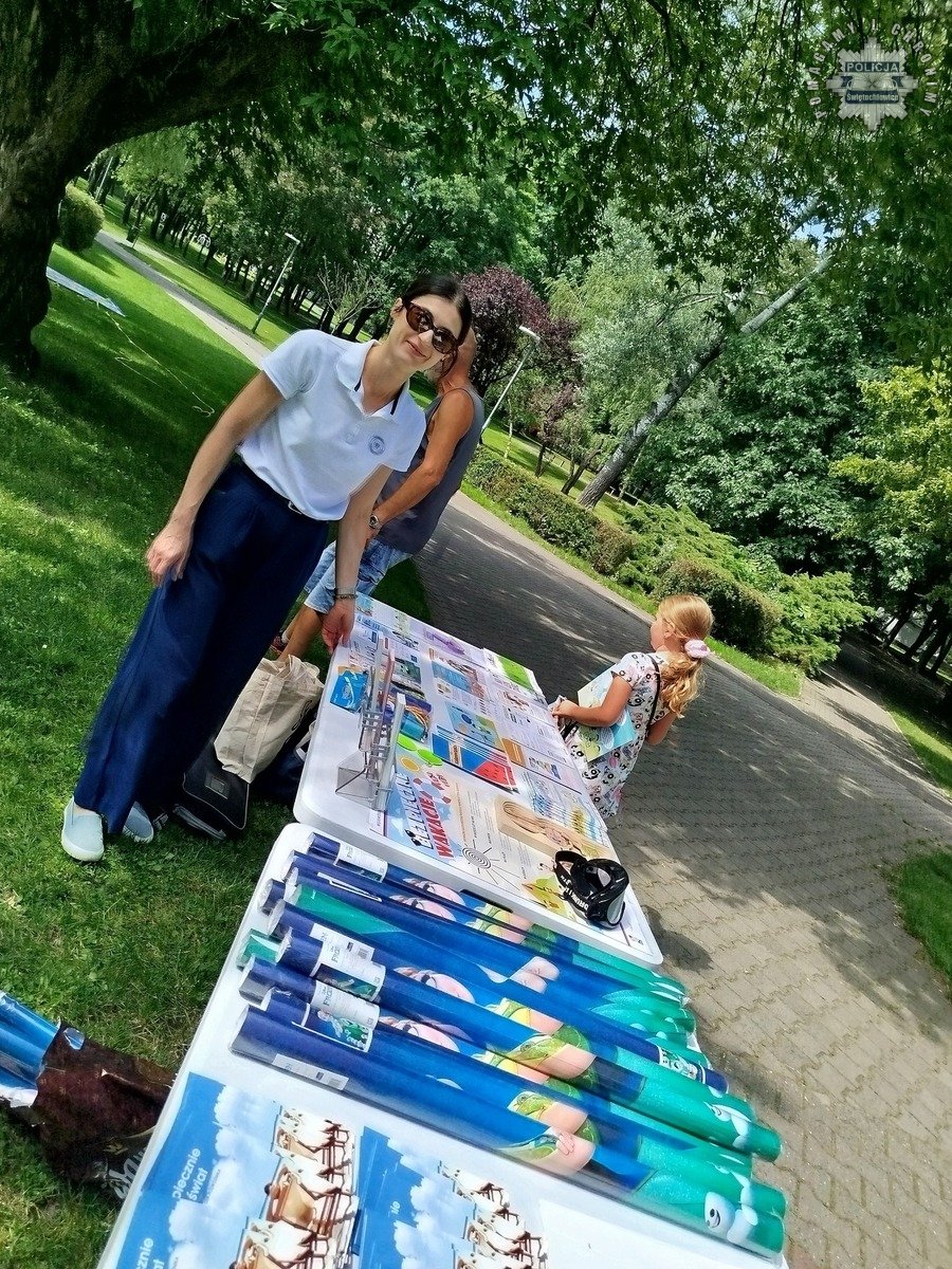 Śniadanie na trawie – policjanci w sportowym rytmie dbali o bezpieczeństwo