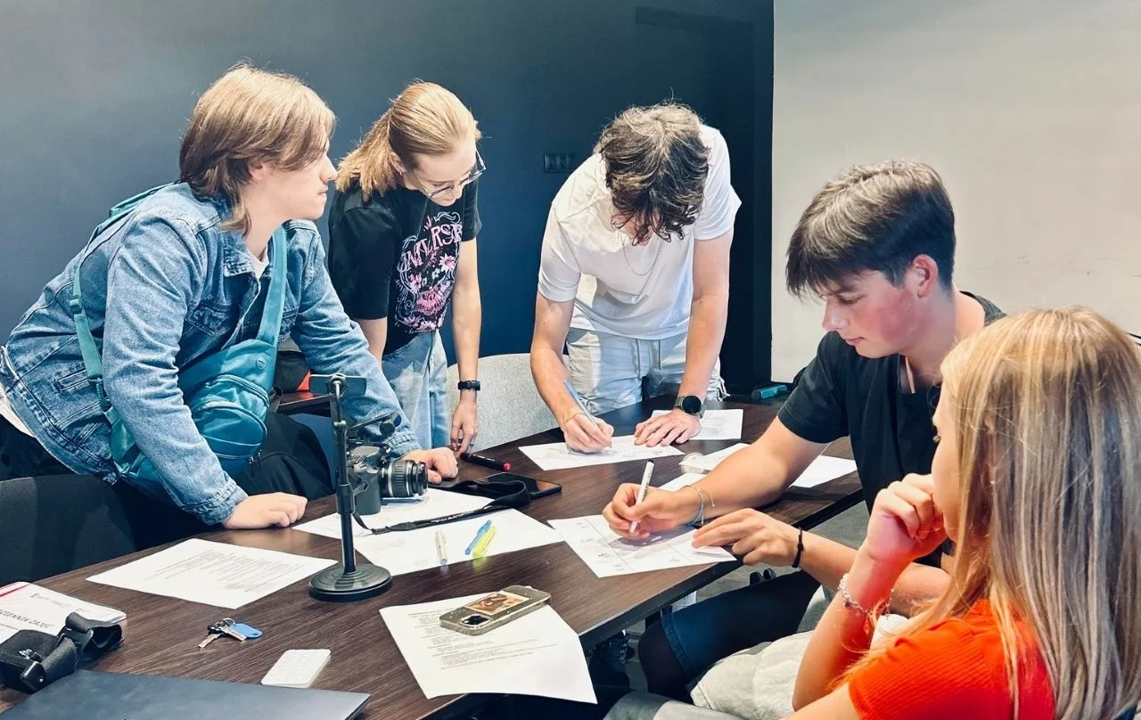 Wakacje z fotografią 2025 – młodzież uczy się robić zdjęcia jak profesjonaliści