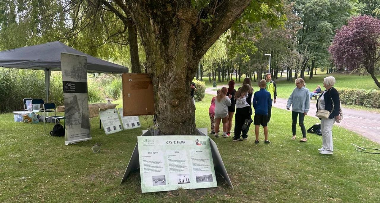 Śniadanie na trawie w Świętochłowicach w stylu retro. Tak bawili się mieszkańcy!