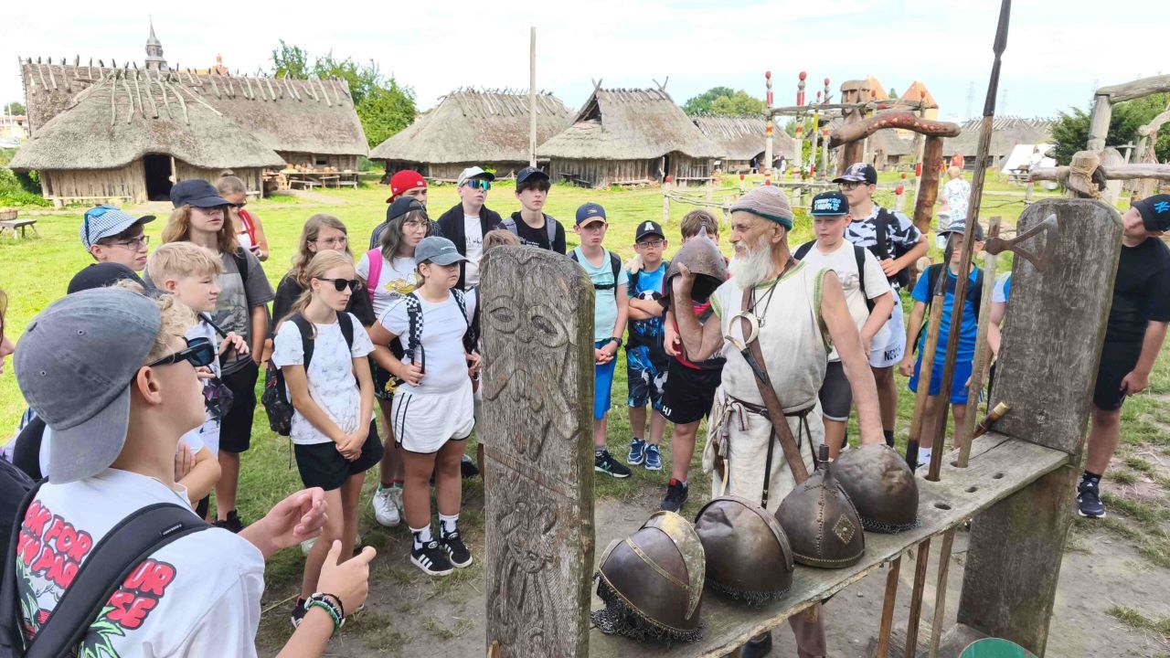 Uczniowie z SP2 Świętochłowice wrócili z obozu sportowego w Niechorzu pełni energii [FOTO]
