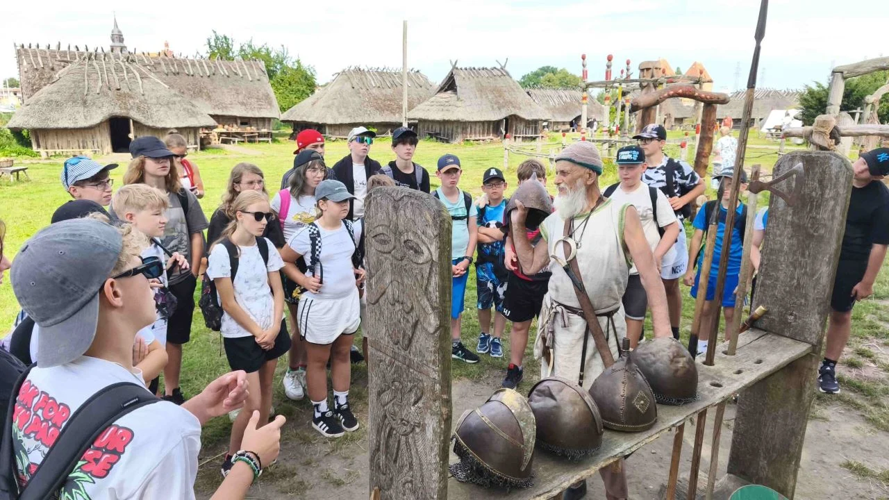 Uczniowie z SP2 Świętochłowice wrócili z obozu sportowego w Niechorzu pełni energii [FOTO]