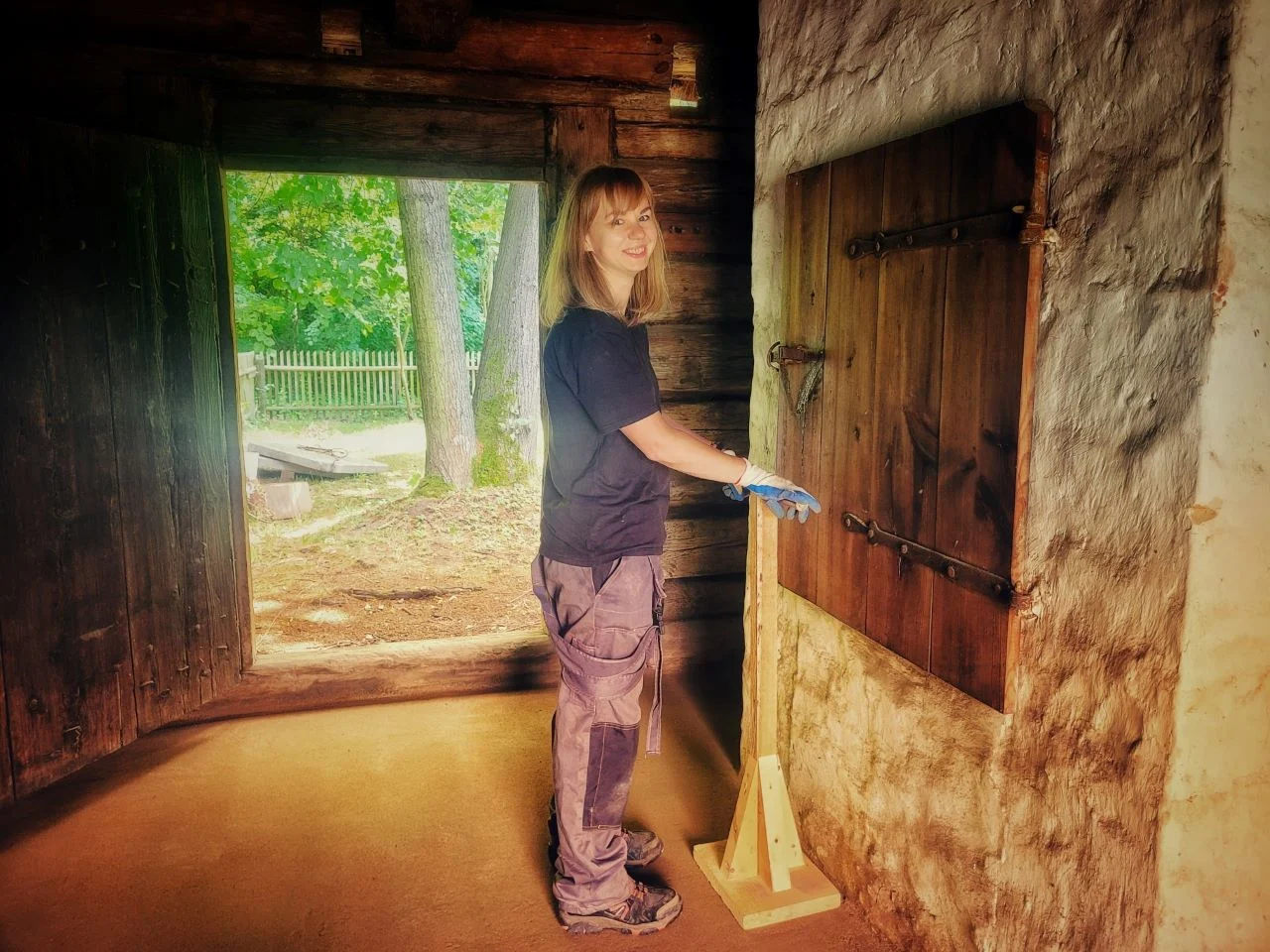 W skansenie powstaje nowe klepisko – zobacz, jak odtwarza się dawne techniki