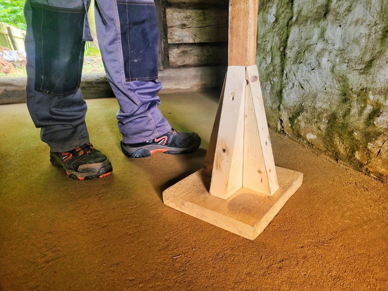 W skansenie powstaje nowe klepisko – zobacz, jak odtwarza się dawne techniki