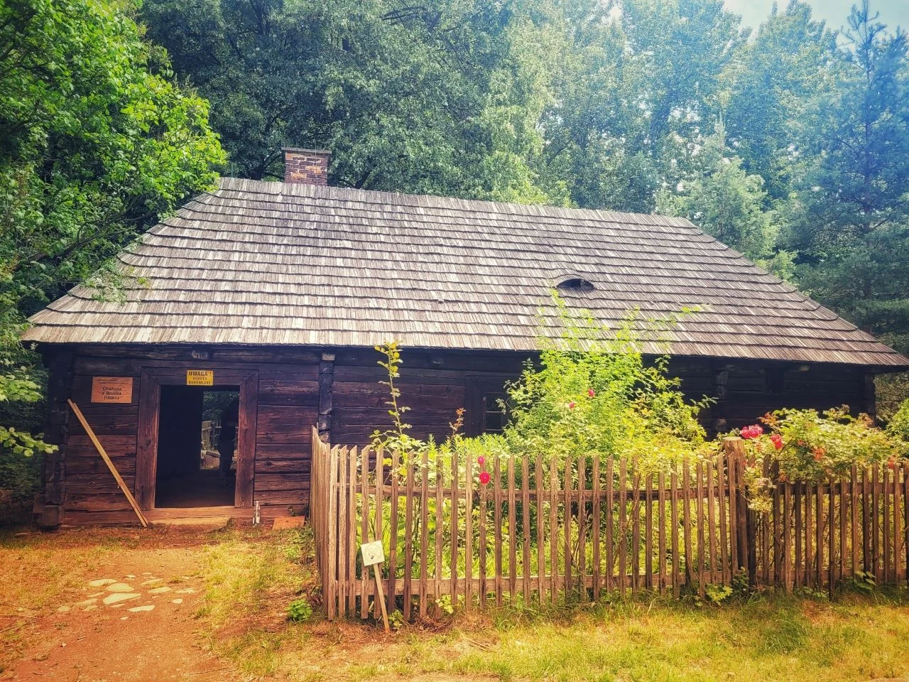 W skansenie powstaje nowe klepisko – zobacz, jak odtwarza się dawne techniki