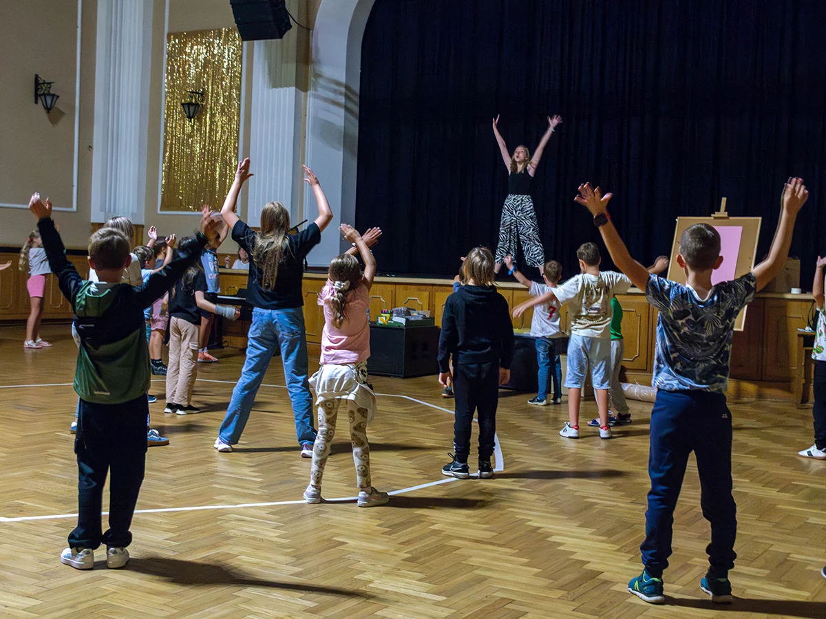 Półkolonie „Dzikie plemiona” w Chorzowie – kreatywna zabawa i integracja dzieci