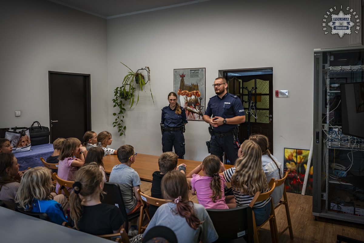 Edukacja i zabawa z Policją – dzieci w Chorzowie uczą się, jak bezpiecznie spędzać lato