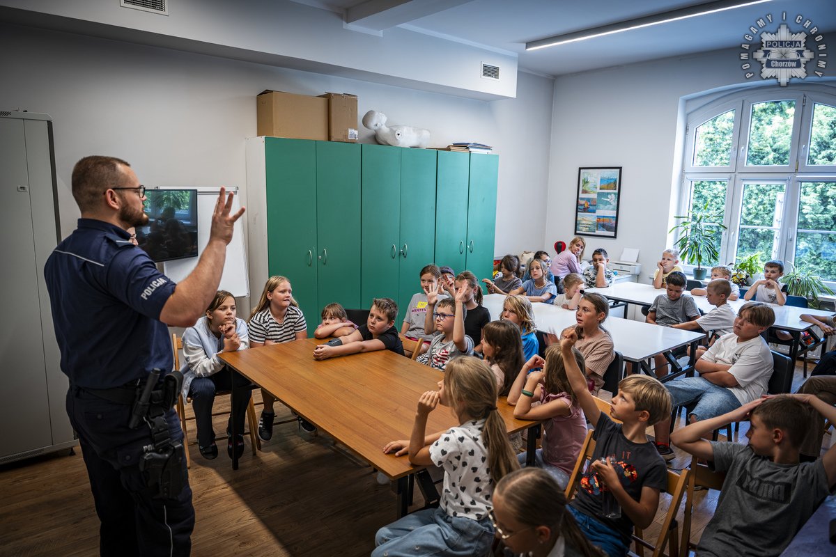 Edukacja i zabawa z Policją – dzieci w Chorzowie uczą się, jak bezpiecznie spędzać lato