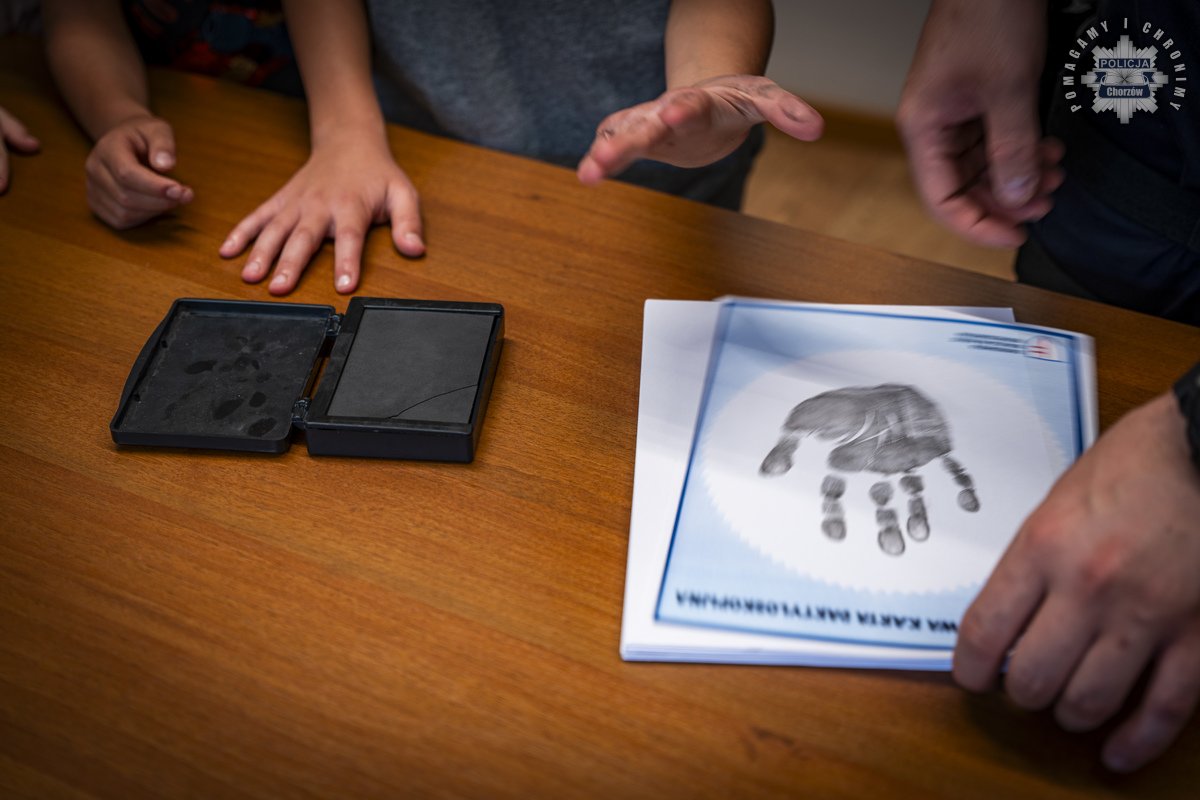 Edukacja i zabawa z Policją – dzieci w Chorzowie uczą się, jak bezpiecznie spędzać lato