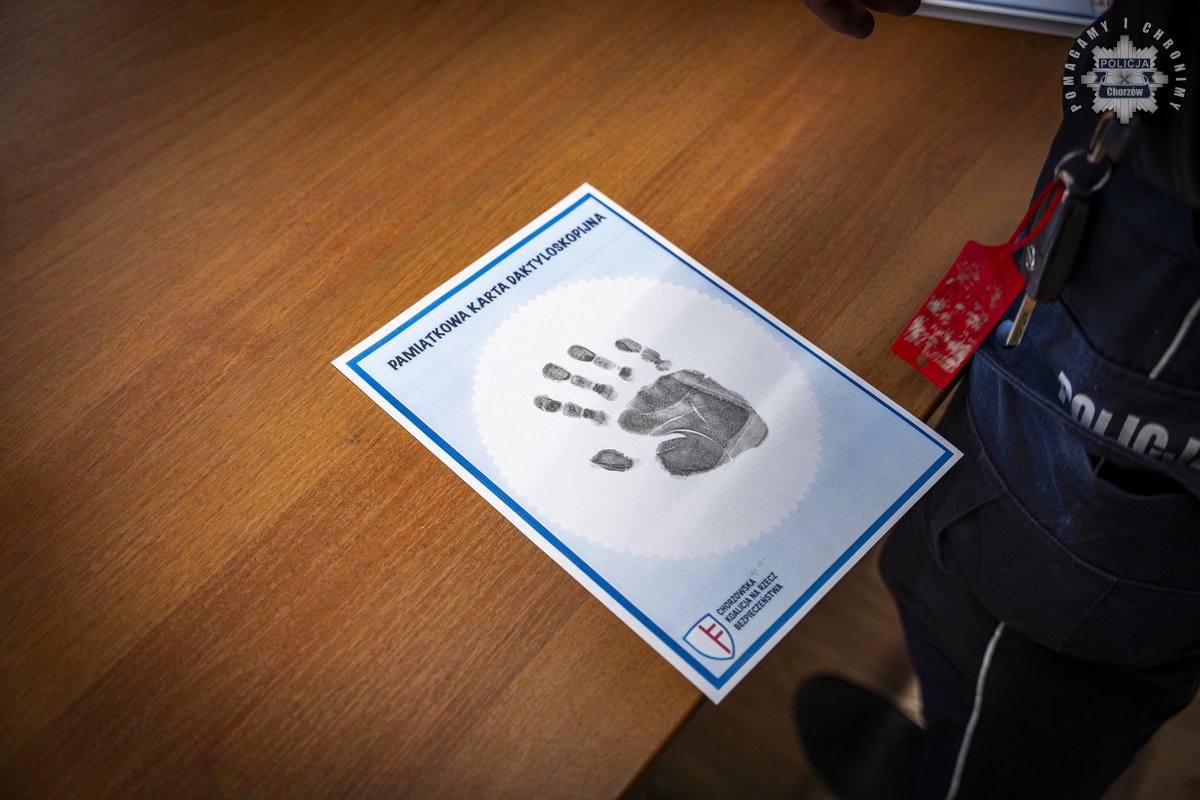 Edukacja i zabawa z Policją – dzieci w Chorzowie uczą się, jak bezpiecznie spędzać lato