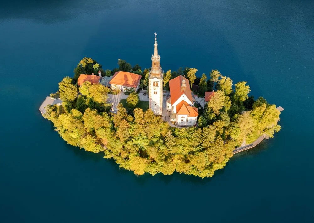 Niezapomniane miejsca w Słowenii – odkryj perełki tego malowniczego kraju