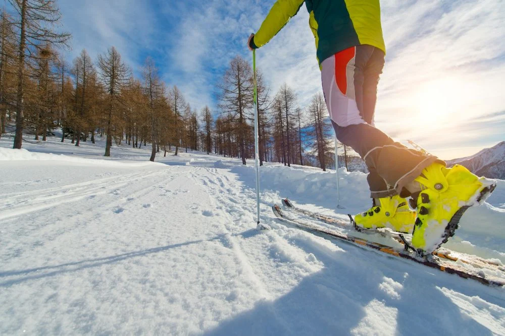 Sierpień to dobry czas na zakup nart – dlaczego warto wyprzedzić zimę?