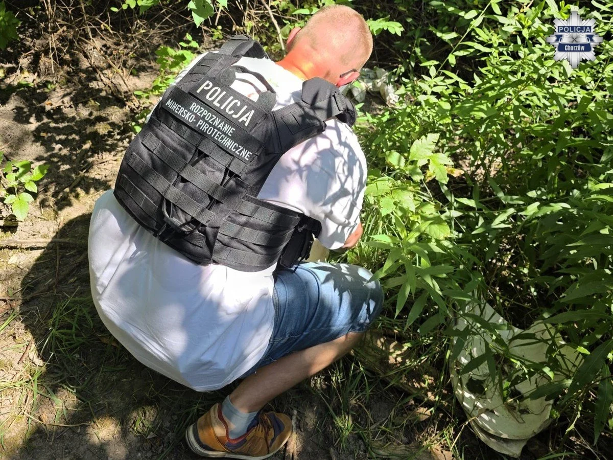 Niebezpieczne znalezisko w Chorzowie: w lesie odkryto pocisk – interweniowała policja