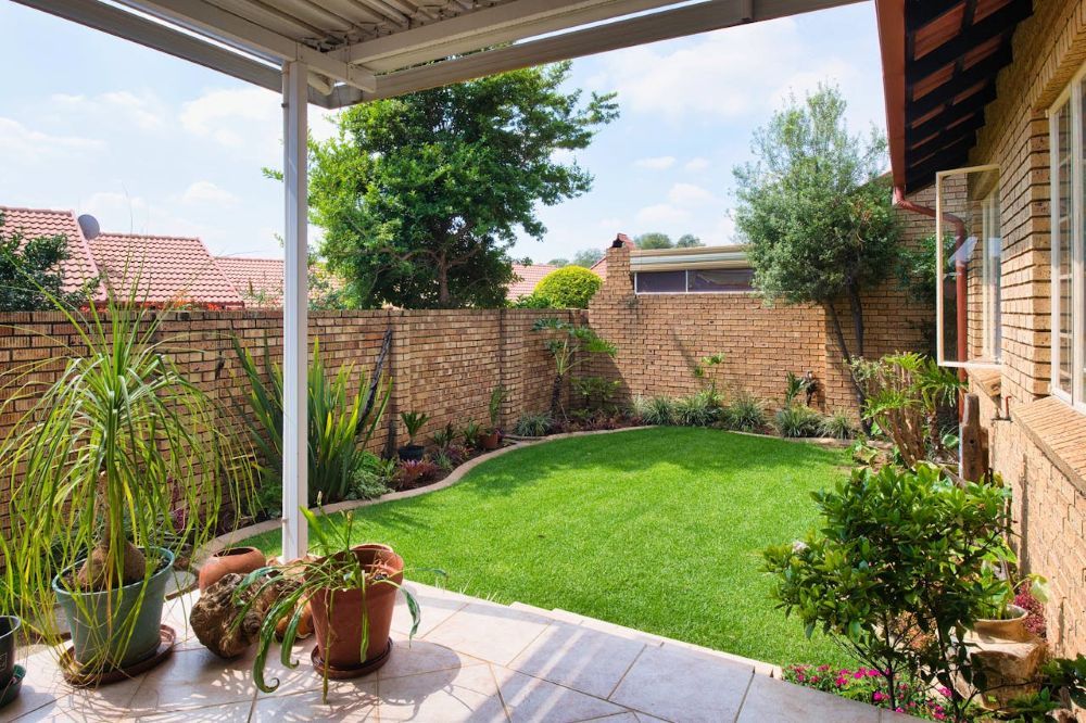 Wykorzystanie starej cegły w ogrodzie - praktyczne i urocze inspiracje