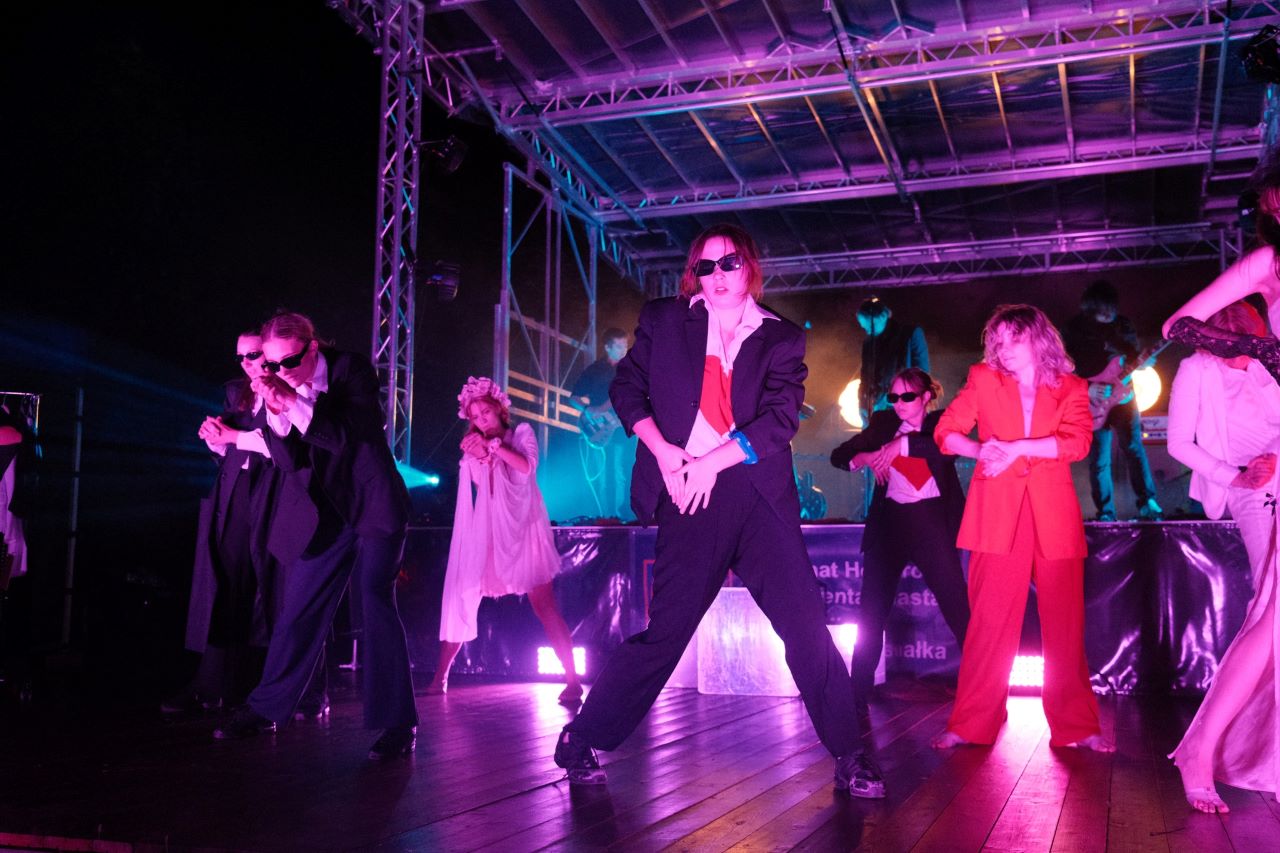 Spektakl "WIR" poruszył Chorzów – taniec, teatr i muzyka na żywo pod gwiazdami [ZDJĘCIA]
