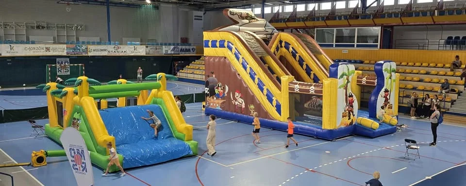 Pożegnanie wakacji w Chorzowie! Darmowa zabawa z dmuchańcami i sportem w hali MORiS