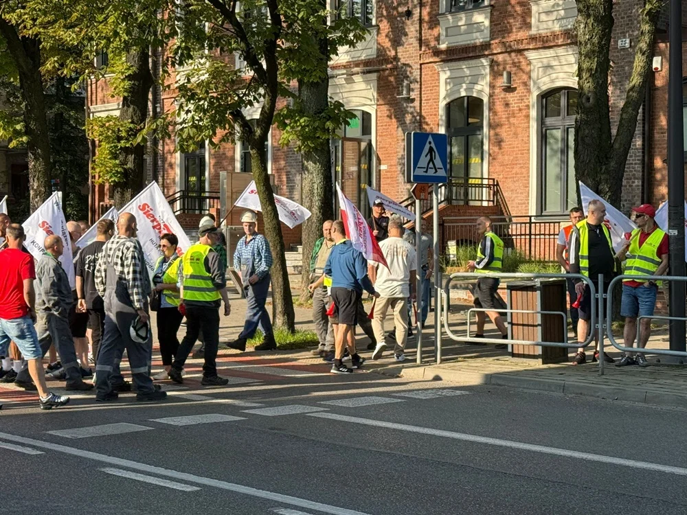 Strajk hutników w Rudzie Śląskiej: Walka o przetrwanie Huty Pokój. Zablokowane centrum miasta