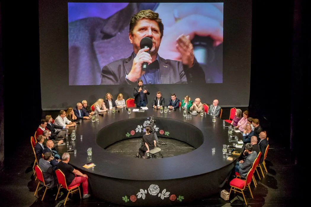 Na scenie Teatru Śląskiego zorganizowano pierwszą odsłonę Śląskiego Stołu