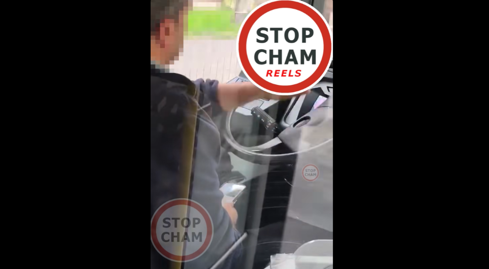 Kierowca prowadził autobus z telefonem w ręku. Pasażer uwiecznił to na nagraniu