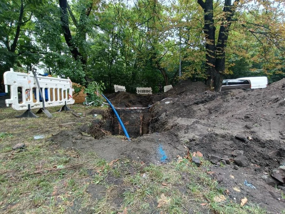 [AKTUALIZACJA] Mieszkańcy ulicy Matejki 1 bez wody od piątku? PWiK usuwa awarię