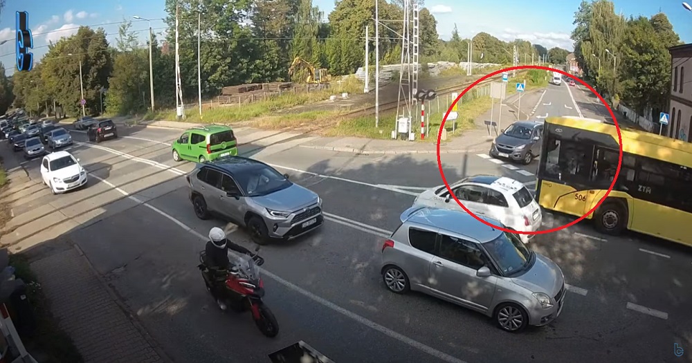 Kolizja przed przejazdem kolejowym w Rudzie Śląskiej. Winni są... obaj kierowcy