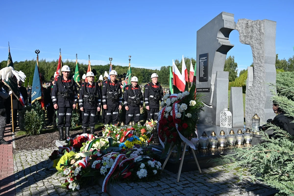 16. rocznica tragedii w kopalni Wujek-Śląsk. Zmarłym oddano hołd [ZDJĘCIA]