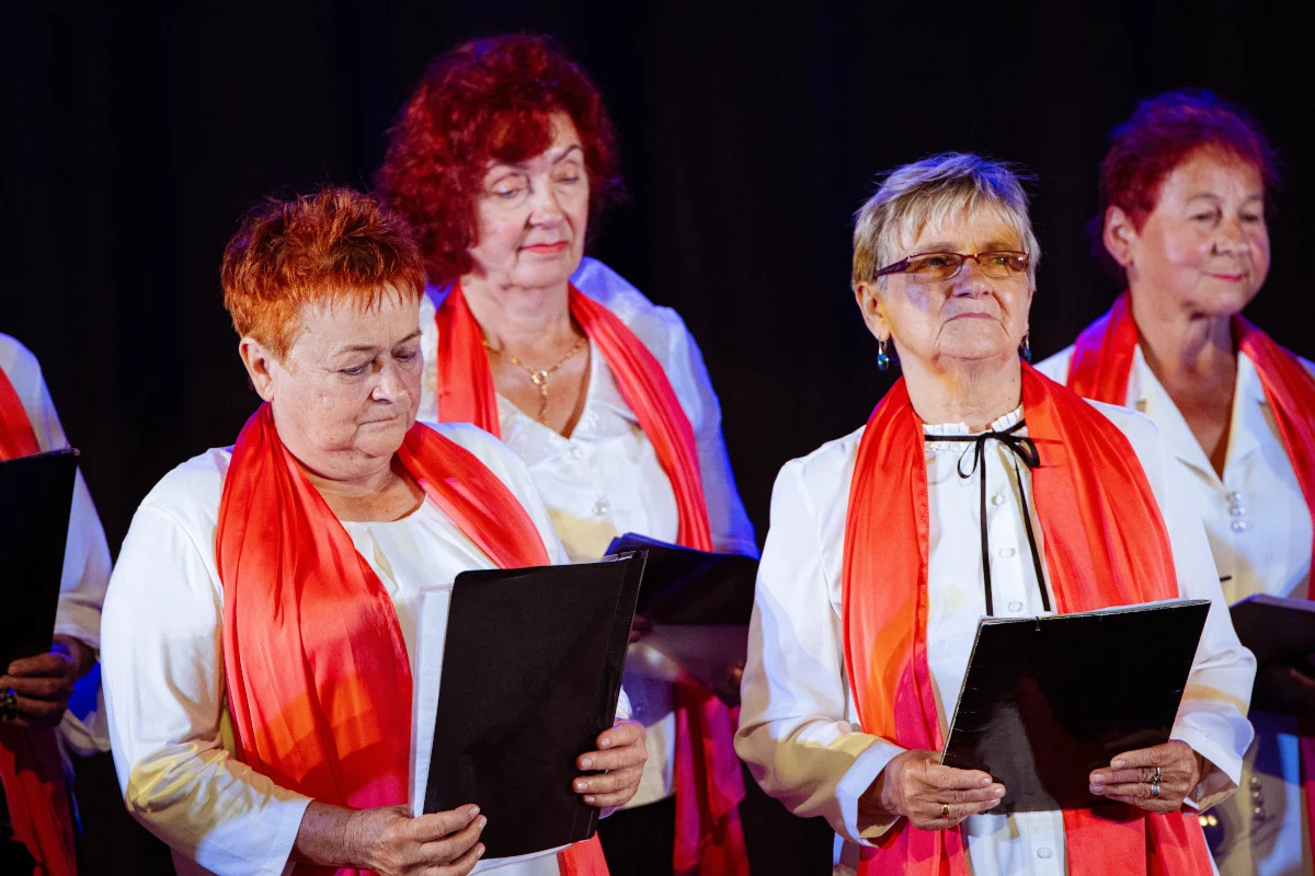 Seniorzy z pasją: taniec i sztuka w centrum Wodzisławia Śląskiego