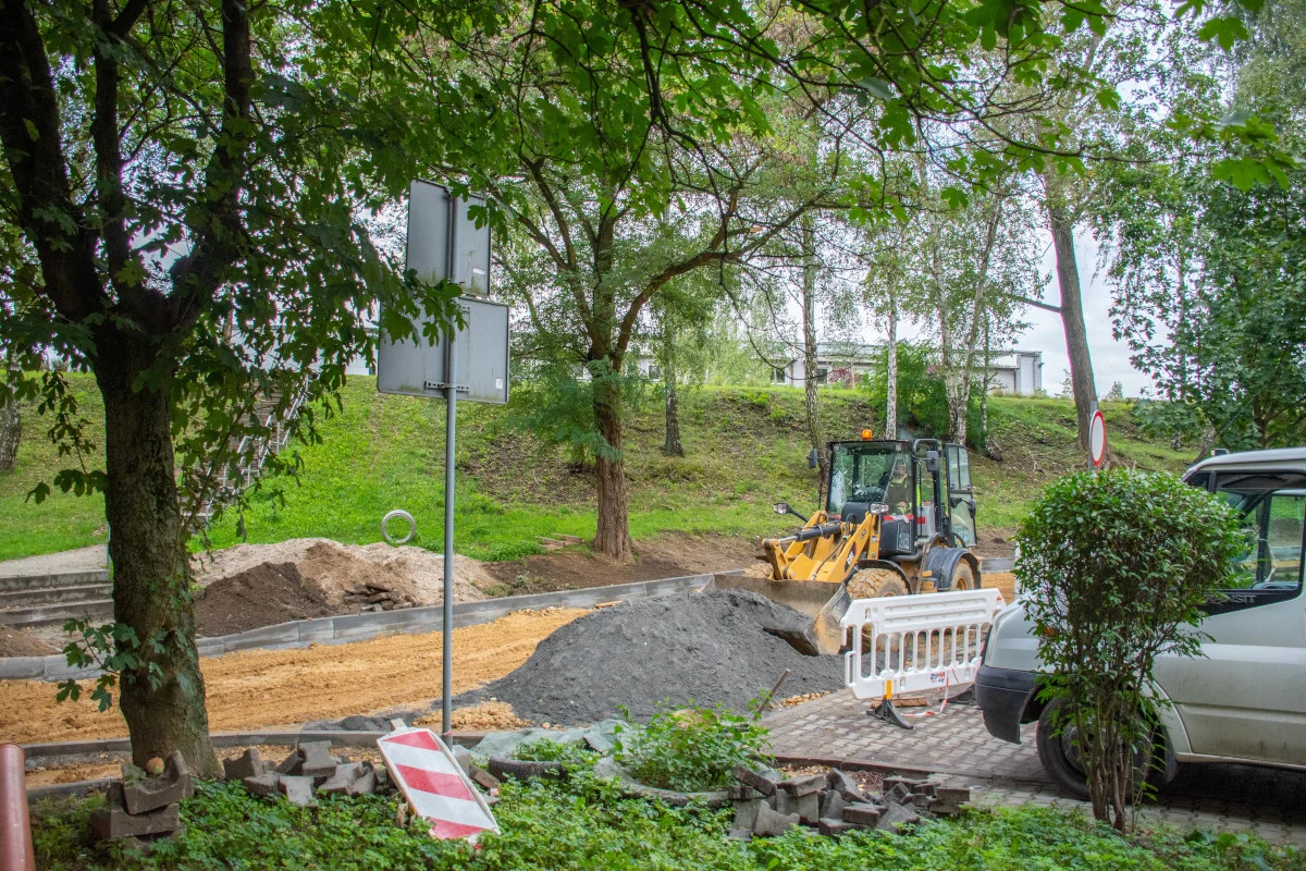 Nowa nawierzchnia, chodnik i odwodnienie na osiedlu 1 Maja – prace trwają