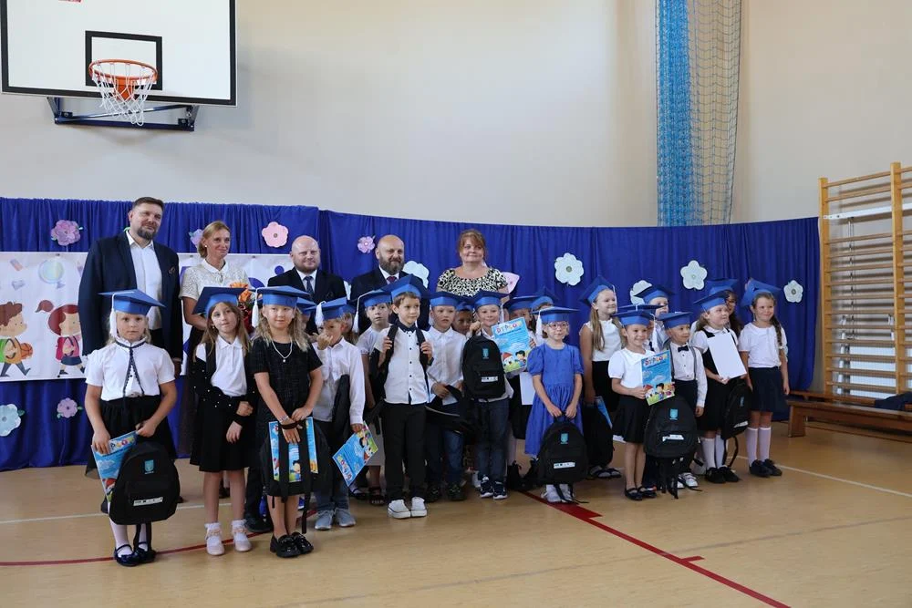 SP nr 9 w Zgoniu rozpoczęła nowy rok szkolny i powitała nową dyrektor
