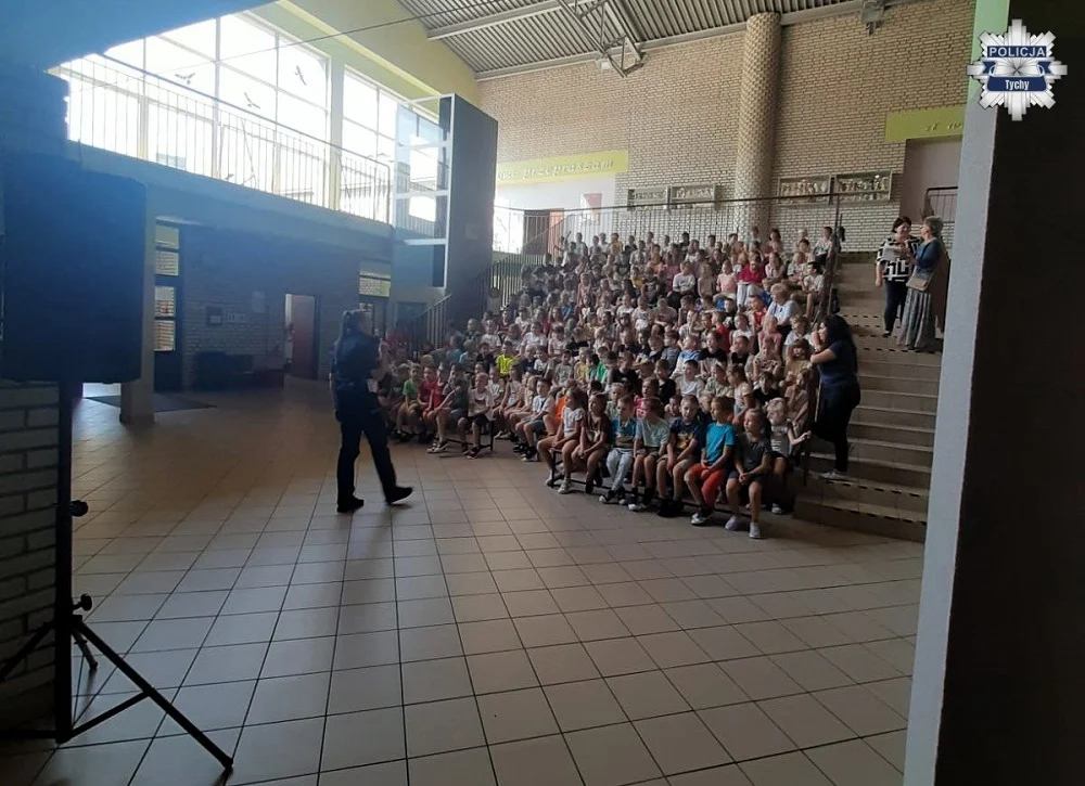 „Bezpieczna droga do szkoły” – akcja tyskiej policji w szkołach i przedszkolach