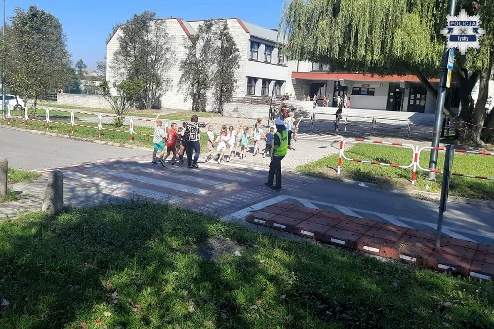 „Bezpieczna droga do szkoły” – akcja tyskiej policji w szkołach i przedszkolach