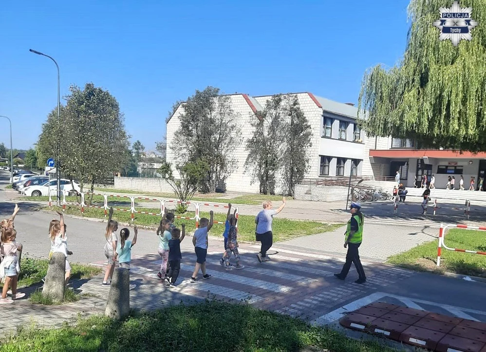 „Bezpieczna droga do szkoły” – akcja tyskiej policji w szkołach i przedszkolach