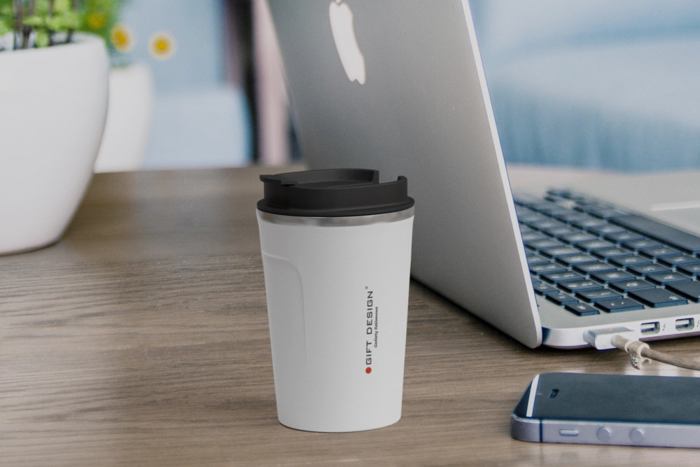 Kubki termiczne z logo nie tylko zimą – pomysły na orzeźwiające napoje do pracy