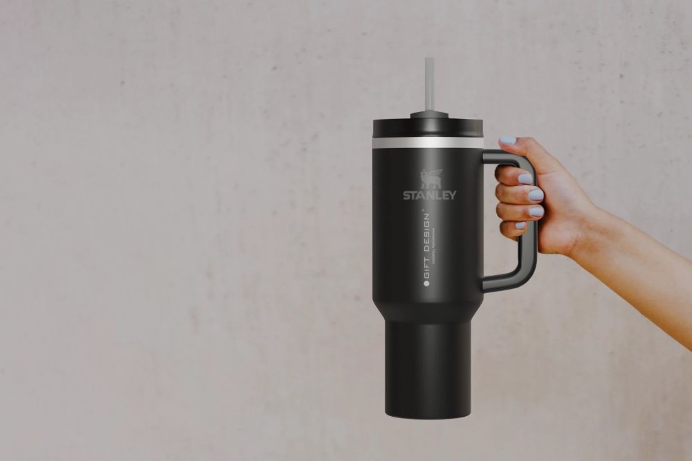 Kubki termiczne z logo nie tylko zimą – pomysły na orzeźwiające napoje do pracy