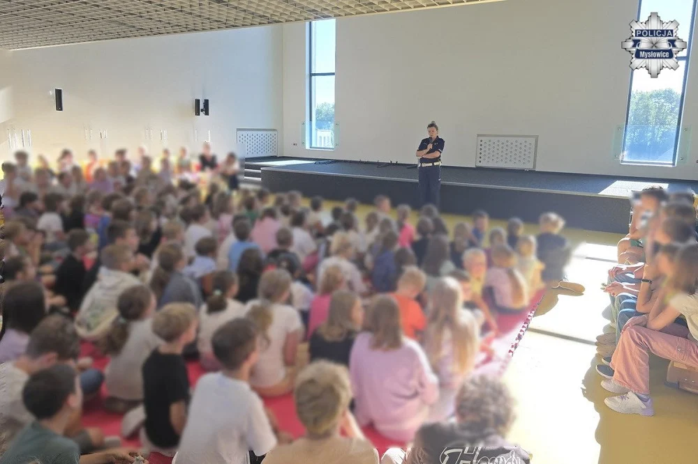 Policjanci z Mysłowic edukują dzieci o bezpieczeństwie drogowym