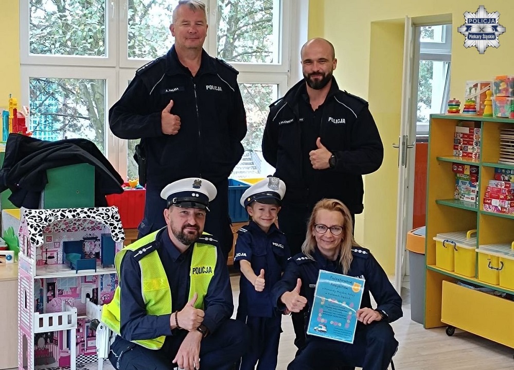 Piekarscy dzielnicowi odwiedzili przedszkolaków – nauka bezpieczeństwa na drodze